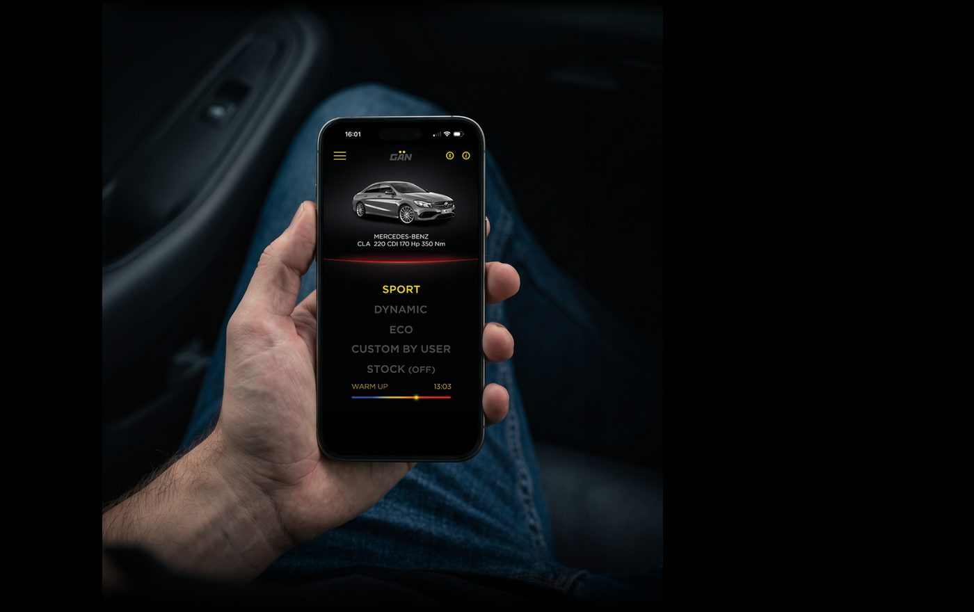 App GAN sullo smartphone in mano al conducente